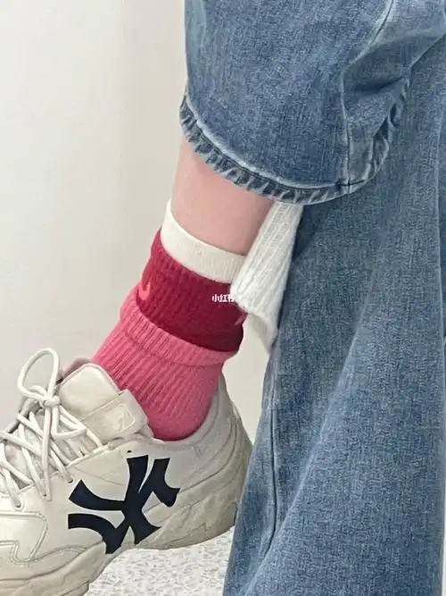 日常今天冷的穿两双袜子