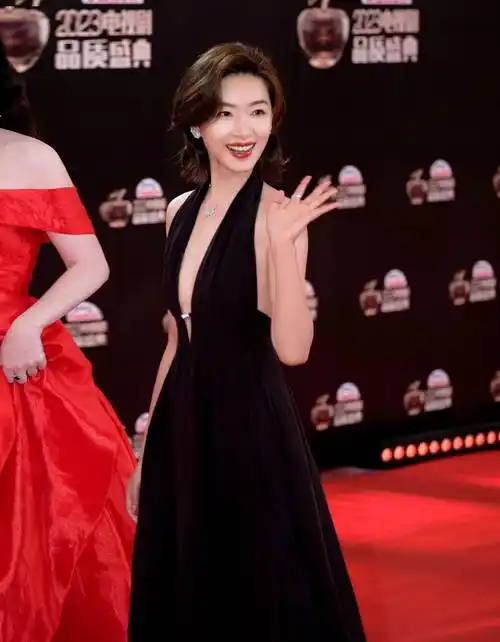 《县委大院》女主万茜深得剧星品质号召力,红毯造型惊艳_魅力_盛典