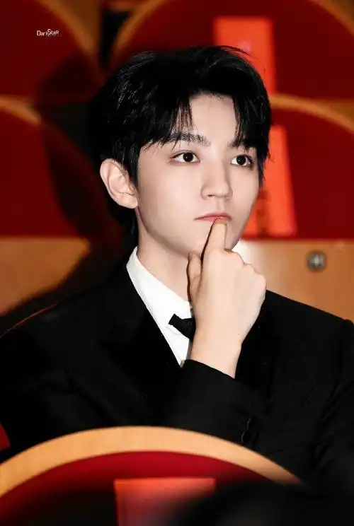 王俊凯被摸了一路屁股