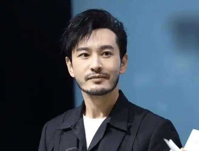 黄晓明,黄晓明还真的适合不留胡须,留胡须的黄晓明,莫名觉得不清爽,是