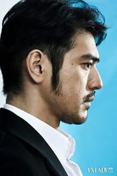 金城武侧脸照曝光网友称其侧颜完美