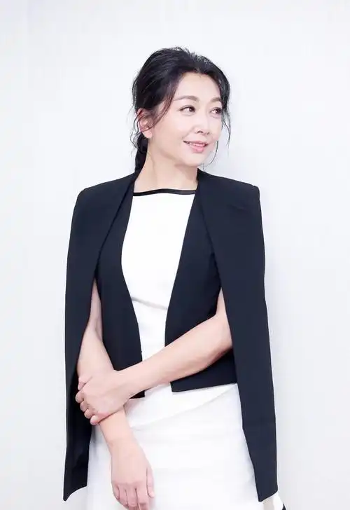 53岁江珊真接地气,银色羽绒服搭雪地靴保暖靓丽,真适合妈妈穿