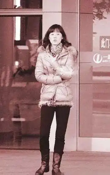 网上流传的何震亚照片以前,吴秀波很少在媒体采访中谈到妻子和孩子