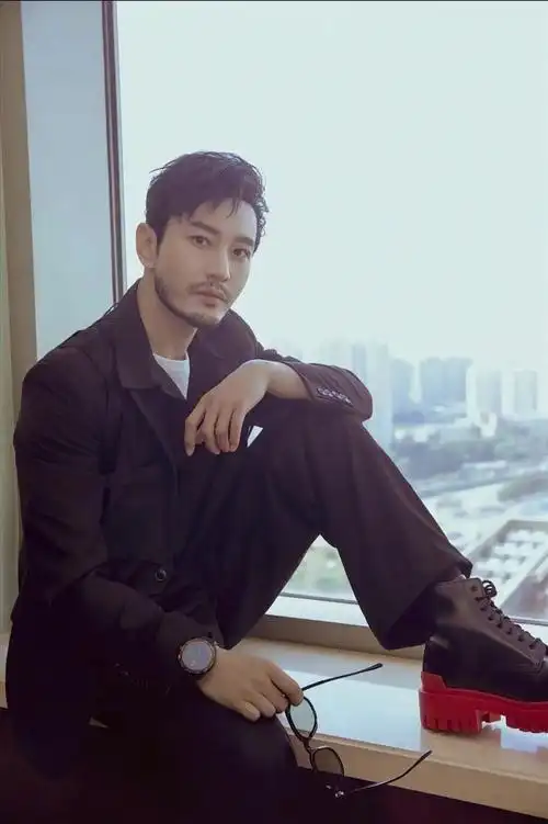 黄晓明的五官轮廓原本就比较清晰,短短的络腮胡让他整个人看起来更有