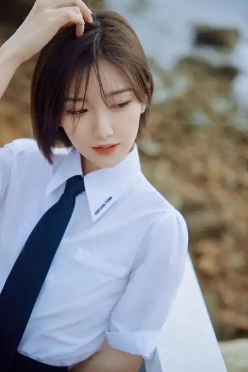 毛晓彤短发配学生制服套装清纯甜美超治愈