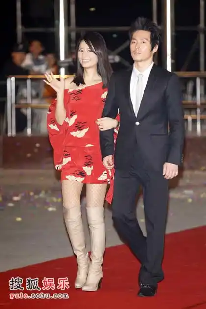 林心如回避绯闻男友唐季礼愿一起走红毯图