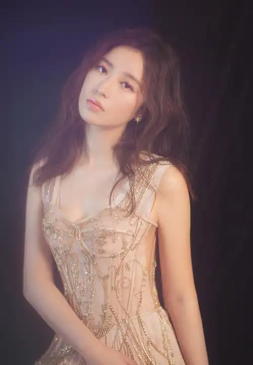 周雨彤性感优雅低胸长裙写真图片56