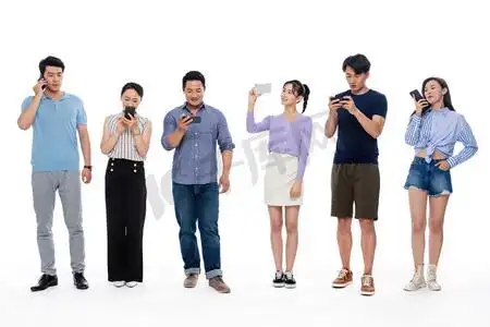 不同年龄段的人使用手机