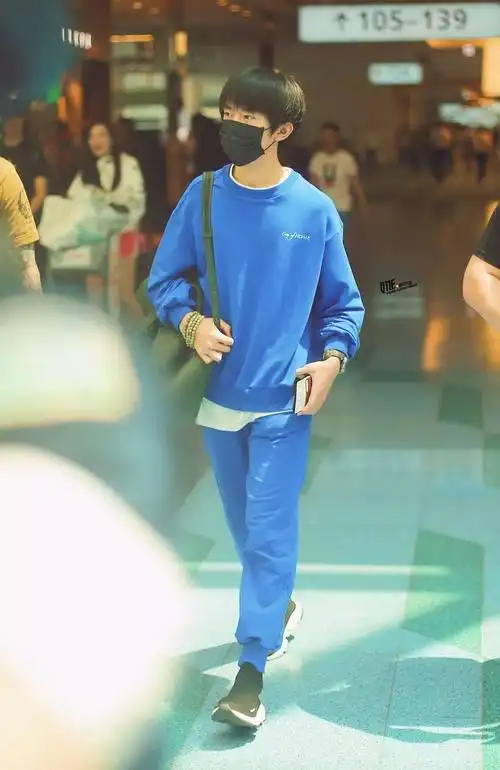 易烊千玺换首饰了?这鞋子的款式不错