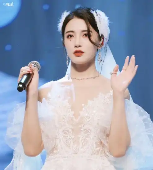 明星穿婚纱,鞠婧祎甜美,许佳琪仙气,而她像在逃公主!