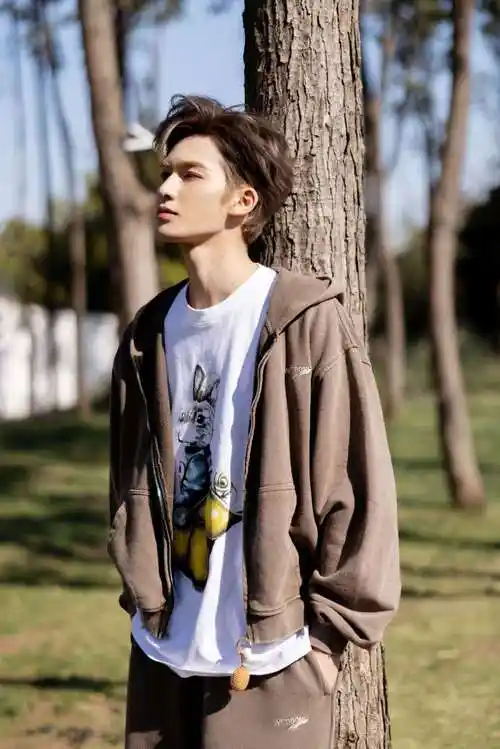 朱正廷和狗互动看疼我了##朱正廷抱狗深蹲