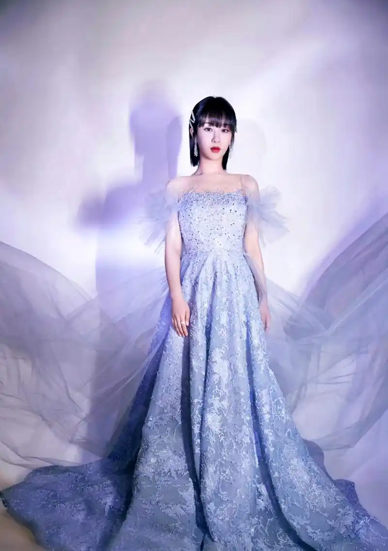 杨紫穿蓝色纱裙太仙了