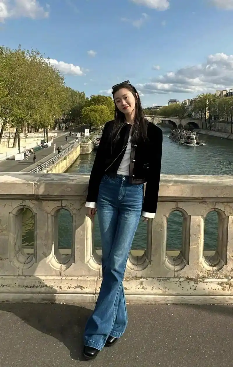 宋轶带火了"简约显贵"穿搭:黑色短外套 牛仔裤,高级又洋气