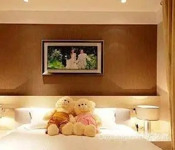 结婚照怎么挂风水好_客厅挂结婚照风水禁忌_结婚照挂在卧室什么位置