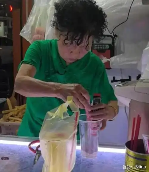 的便捷模式虽然提高了服务速度,却剥夺了顾客享受手冲咖啡过程的乐趣