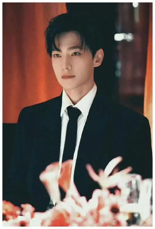 杨洋解约贾士凯?工作人员避王楚然赵丽颖,粉丝心碎"又塌房"!