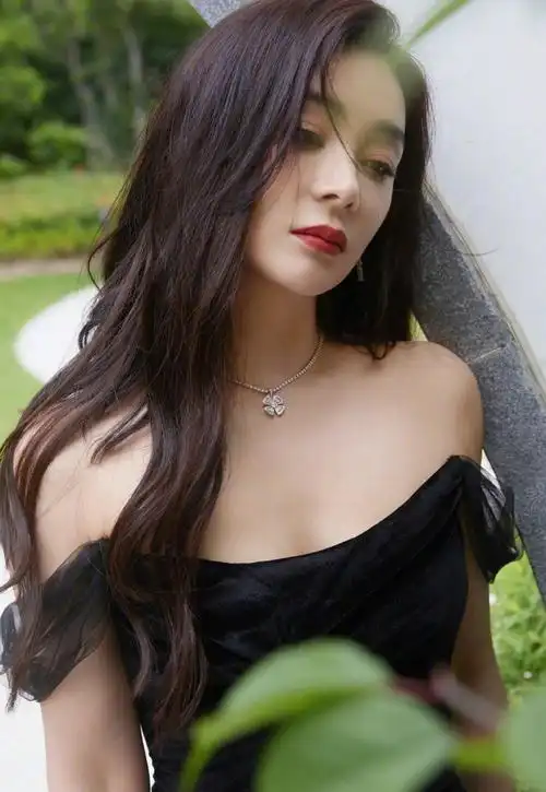 袁姗姗一字肩高开叉礼服##袁姗姗大波浪黑色高开叉造型