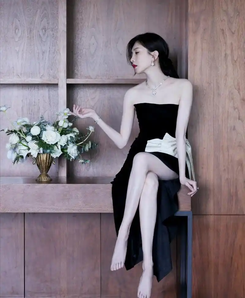 江疏影身材好就是敢穿!黑色抹胸裙开到大腿根,白花花的腿长又细