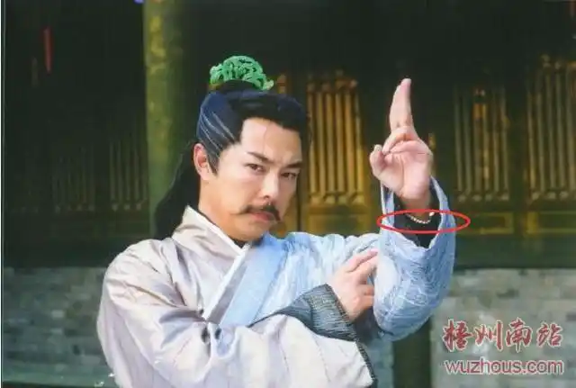 古装剧中最"尬"的穿帮镜头:塑料瀑布我忍了,大金手表什么鬼?