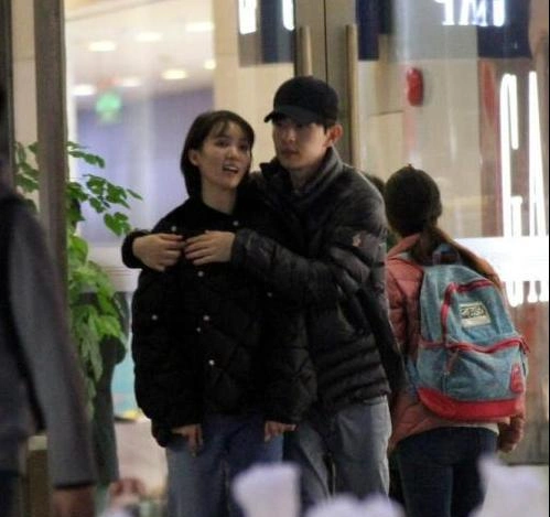 看到邓伦妈妈的颜值后,网友:终于知道邓伦为啥这么帅了