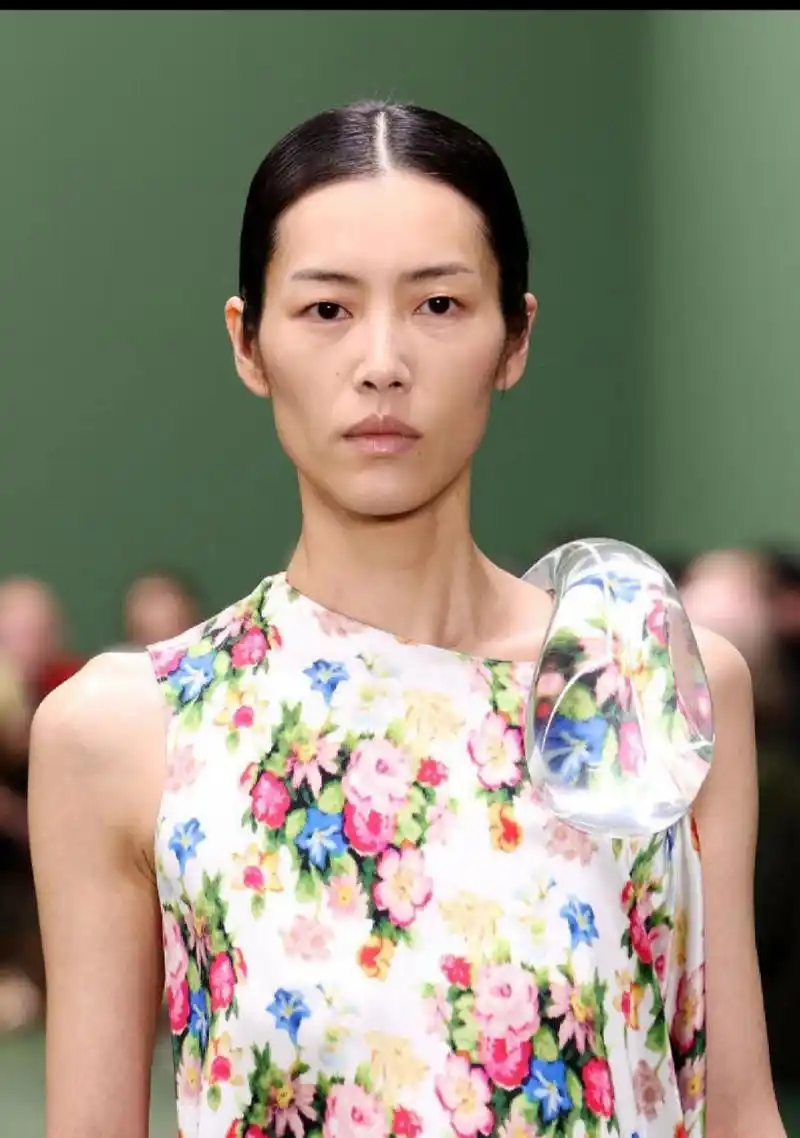 大表姐刘雯最新走秀照片,看着有点疲惫啊