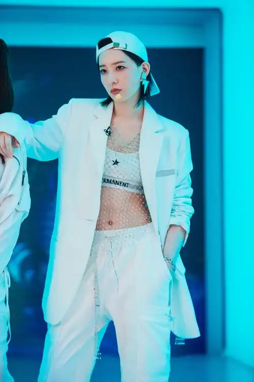 乘风破浪的姐姐首场公演李斯丹妮成功晋级