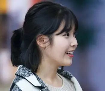 齐刘海半扎短马尾齐刘海的半扎短马尾是甜美少女的最爱呢,齐刘海比较