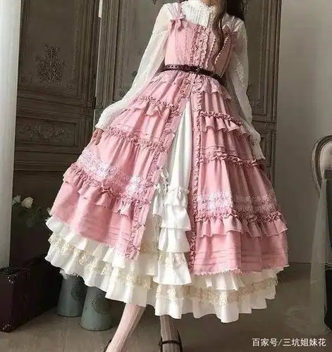 秋季阴沉天多,还在为穿什么发愁?当然是漂亮的黑色小裙子啦!