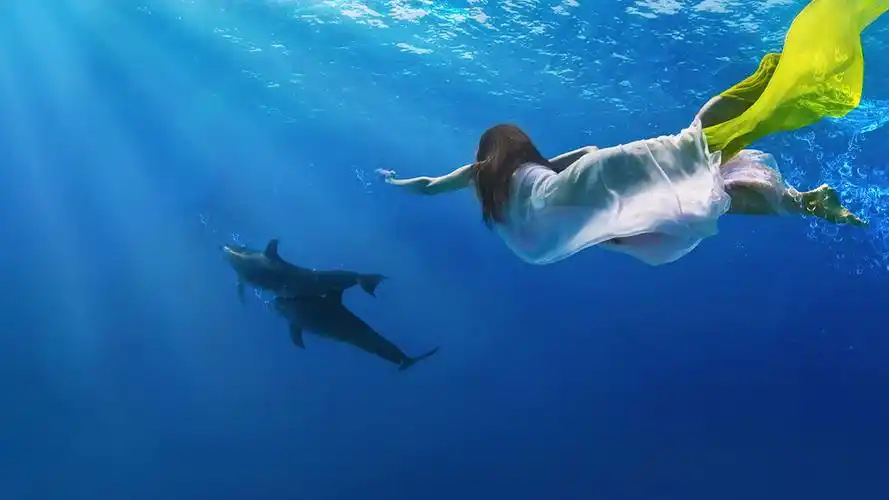 潜水的女孩桌面壁纸