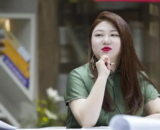 杨柳女歌手个人资料 王俊凯经纪人杨柳图片 - 歌词译