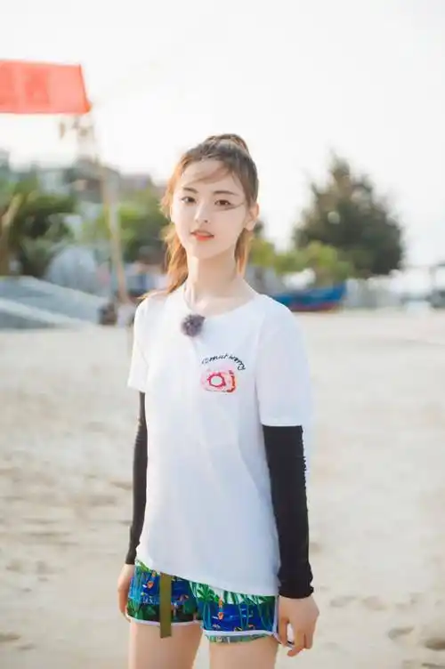 杨超越逆袭成小花旦,黑色收腰裙甜美妖娆,与孙俪友爱互动买房_妹妹