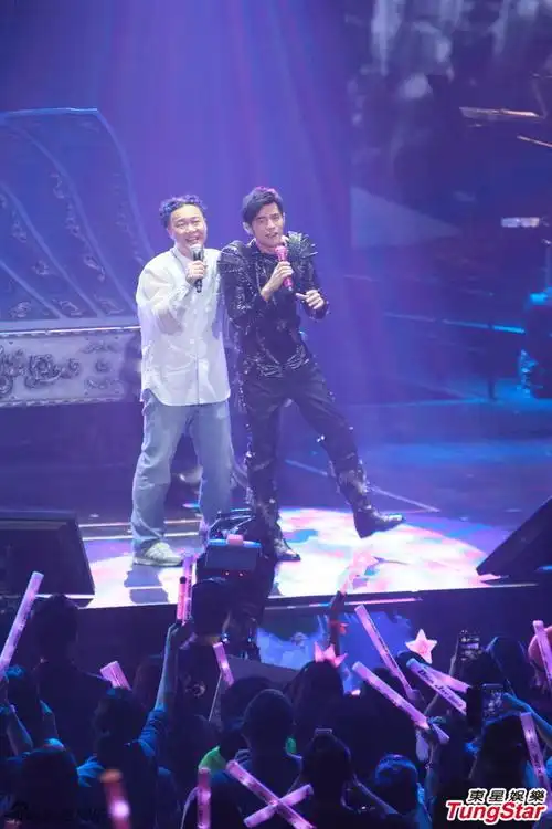 周杰伦香港演唱会落幕 陈奕迅台上力挺