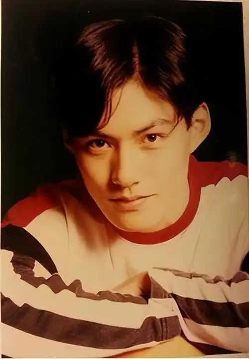 同时,严屹宽的母亲年轻时有着一个歌手梦,于是便经常会买一些磁带回家