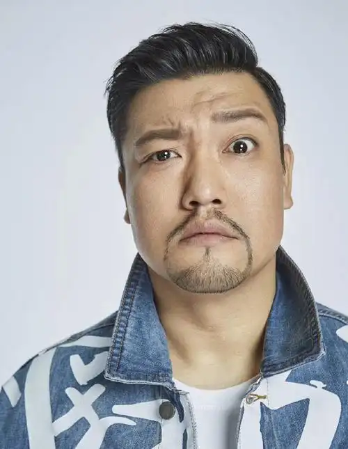 曾是国家干部,如今成喜剧演员,38岁与蔡明合作一夜爆红!_贾冰