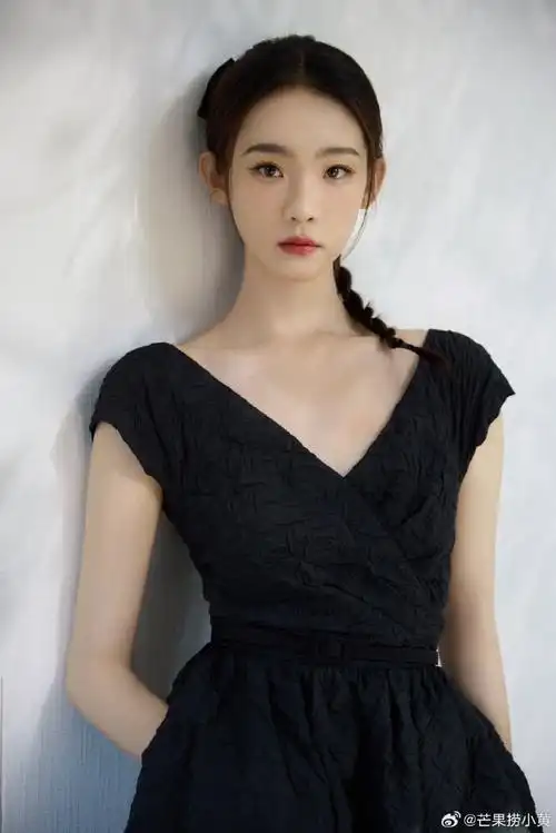 #张艺凡优雅黑天鹅##张艺凡黑色长裙好优雅#