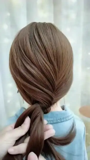 四十岁女人不要总是随手扎,头发这么扎非常漂亮,一起学学吧