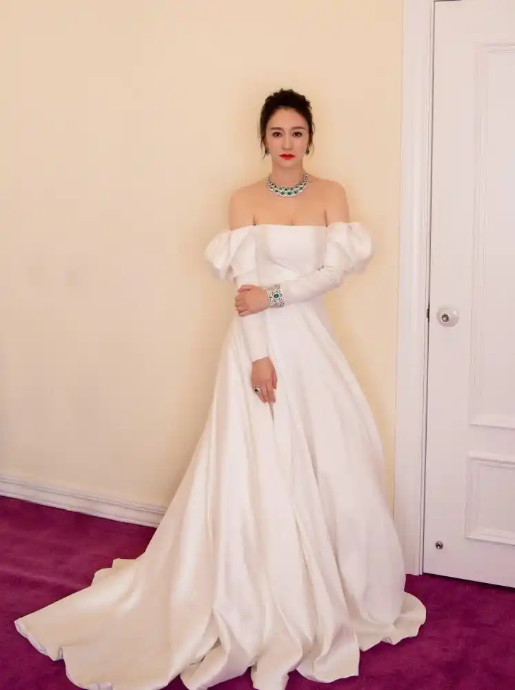 李小冉一身白色成反光板裤子皱巴巴配凉鞋不搭怼脸拍颜值抗打