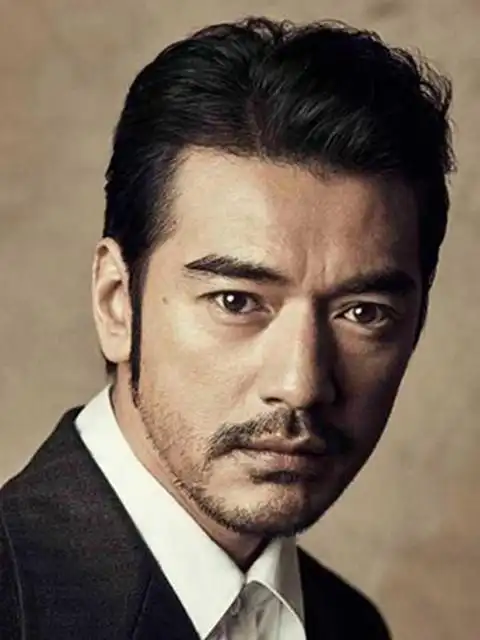 近日,许久未曾出现在公众面前的金城武终于露面,登上了某知名时尚杂志