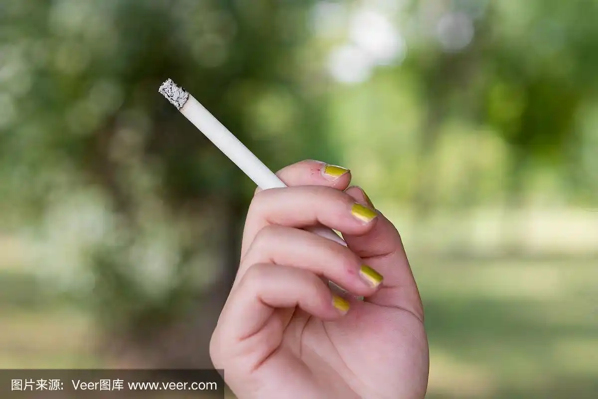 一个女人在抽烟,手里拿着一根烟