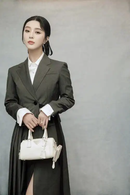 范冰冰蓝色西装套装出席活动,搭配格纹贝雷帽,尽显温柔大气