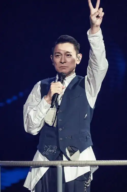 刘德华演唱会差点踩空