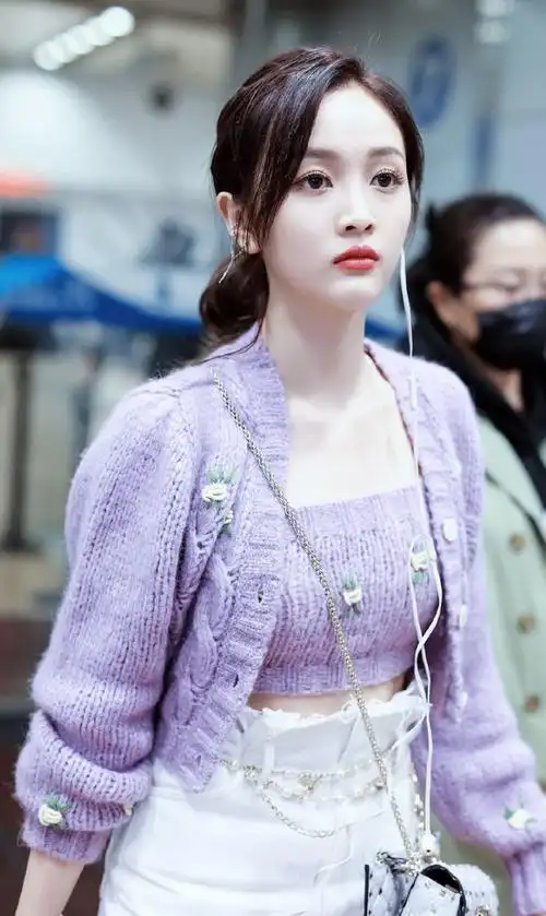 吴宣仪机场穿搭非一般紫色开衫配抹胸秀出蚂蚁腰主要气质太好