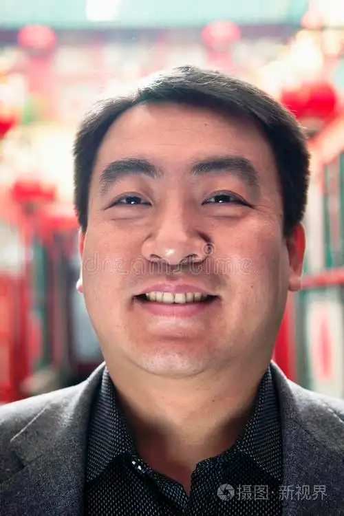 以中国灯笼为背景的中年男子画像