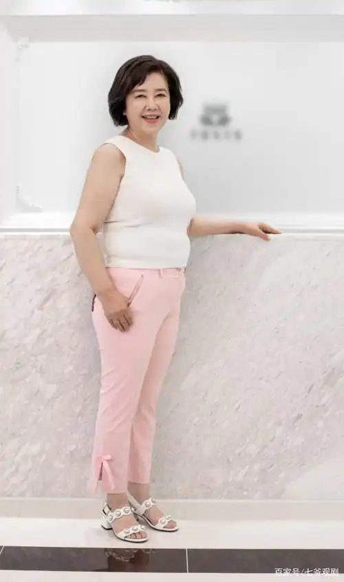 不惧大肚腩,随口就说后辈李宝英囧事,60女星现大妈模样