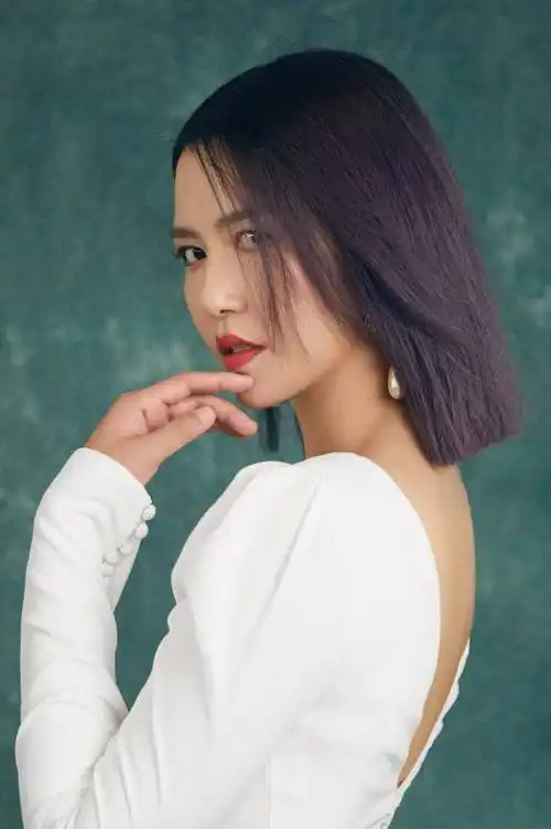 纹花臂,练出八块腹肌,摇滚女歌手谭维维比男人猛多了!