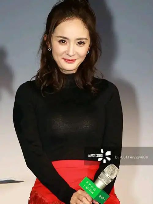 前段时间网友们发现杨幂的下颌骨又长回来了,这可吓坏了一众想要削骨