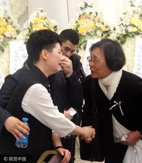 徐玉兰追悼会学生张宇峰泣不成声 获老公在旁擦拭眼泪