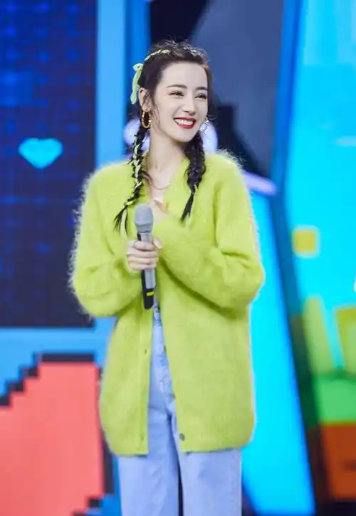 迪丽热巴春季穿搭模板来袭,牛油果绿针织衫青春减龄,气质绝了_感觉