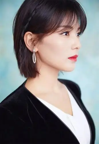 刘涛是属于比较知性的成熟女人,蓬松的空气刘海很减龄,短发的长度到