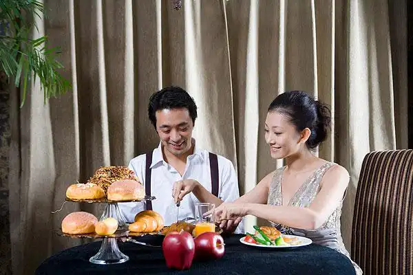 一对男女在吃西餐